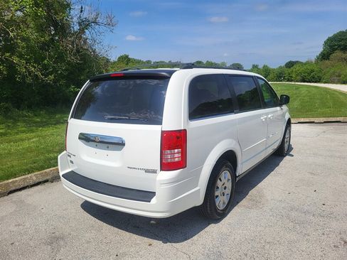 Used 2010 Chrysler Town & Country LX w/ Entertainment Group #1 FWD image 7