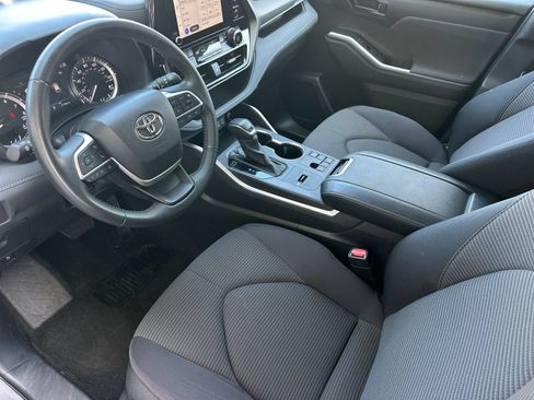 Used 2025 Toyota Highlander LE FWD image 9