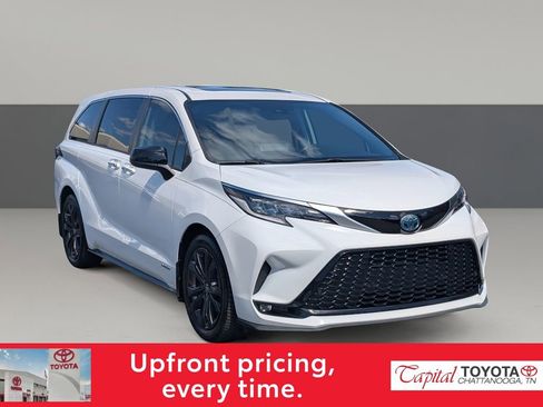 Used 2021 Toyota Sienna XSE FWD image 2