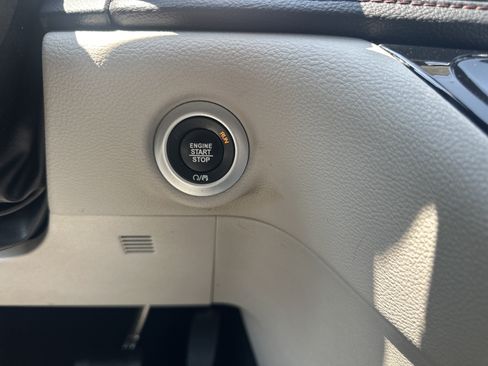 Used 2020 Chrysler Pacifica Limited FWD image 27
