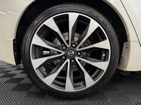 Used 2017 Nissan Maxima SR FWD image 9