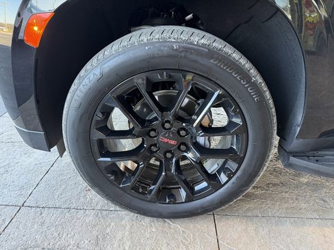 Used 2023 GMC Yukon XL SLT w/ SLT Luxury Package image 11