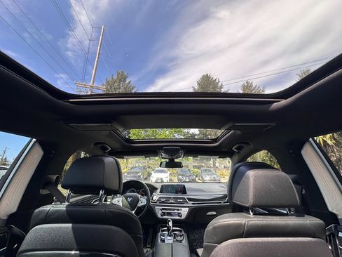 Used 2019 BMW 740i w/ Executive Package RWD image 40