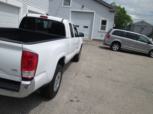 Used 2016 Toyota Tacoma SR5 AWD/4WD image 10