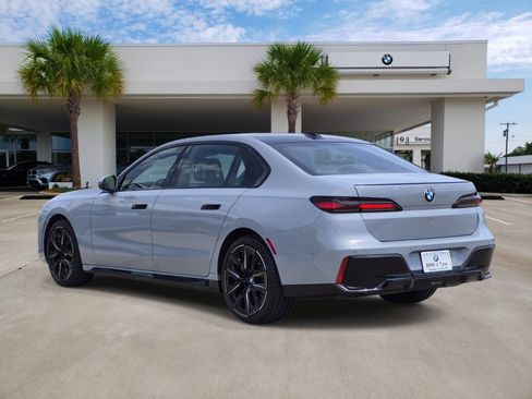 Used 2025 BMW 740i w/ Premium Package RWD image 4