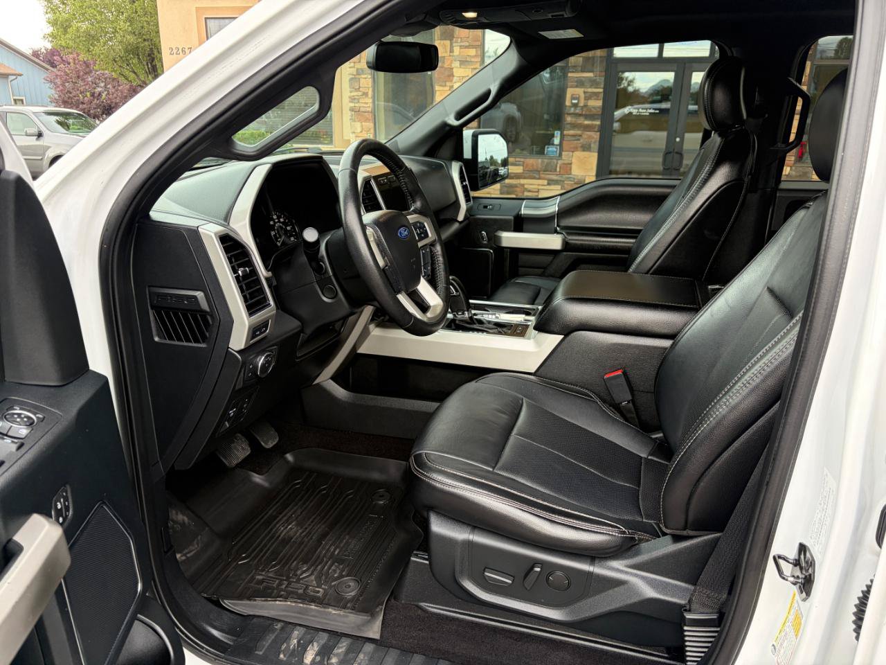 Used 2019 Ford F150 Lariat w/ Equipment Group 502A Luxury AWD/4WD image 4