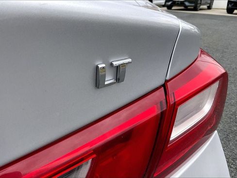 Used 2018 Chevrolet Malibu LT FWD image 24