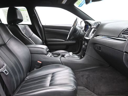 Used 2017 Chrysler 300 S image 7