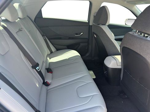 Used 2025 Hyundai Elantra Limited FWD image 5