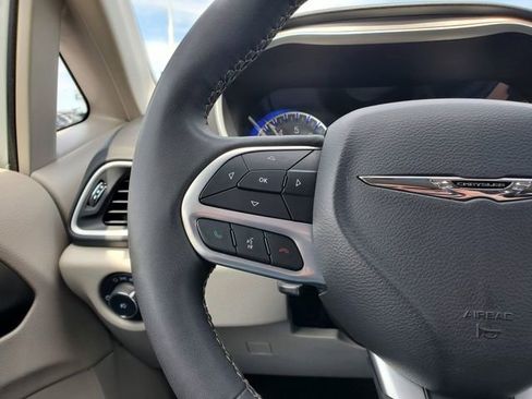 Used 2023 Chrysler Pacifica Touring-L FWD image 12