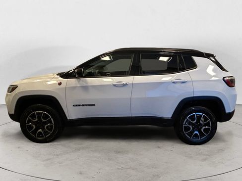 Used 2025 Jeep Compass Trailhawk AWD/4WD image 2