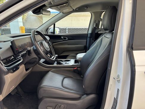 Used 2026 Kia Carnival FWD image 30