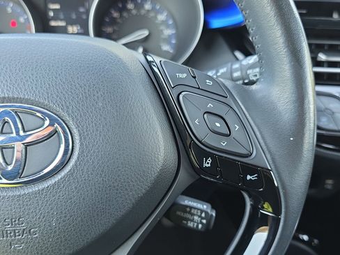 Used 2021 Toyota C-HR XLE FWD image 17
