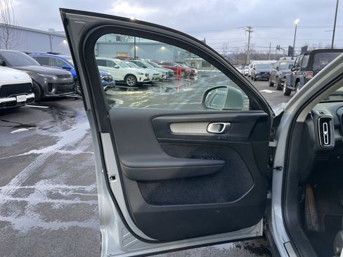 Used 2025 Volvo XC40 B5 Plus image 35