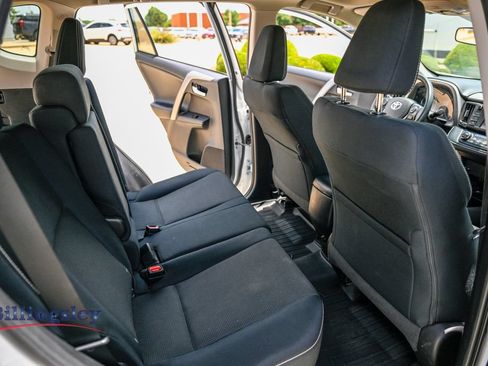 Used 2018 Toyota RAV4 XLE AWD/4WD image 14