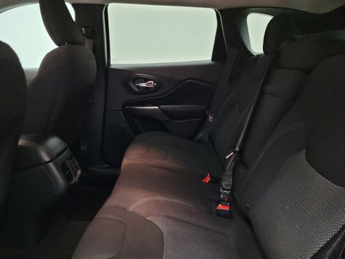 Used 2019 Jeep Cherokee Latitude w/ Popular Appearance Group image 18