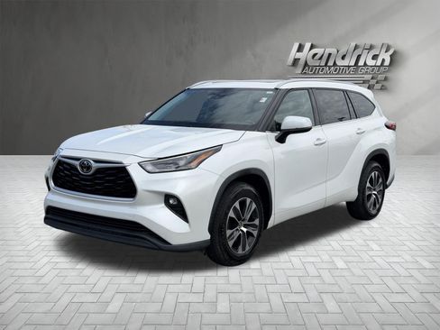 Used 2022 Toyota Highlander XLE FWD image 5