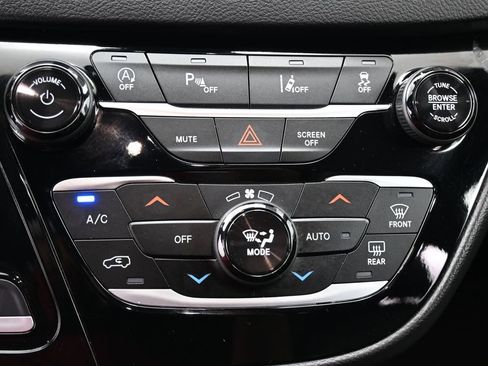 Used 2025 Chrysler Pacifica Select FWD image 21