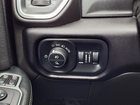 Used 2024 RAM 2500 Laramie AWD/4WD image 10
