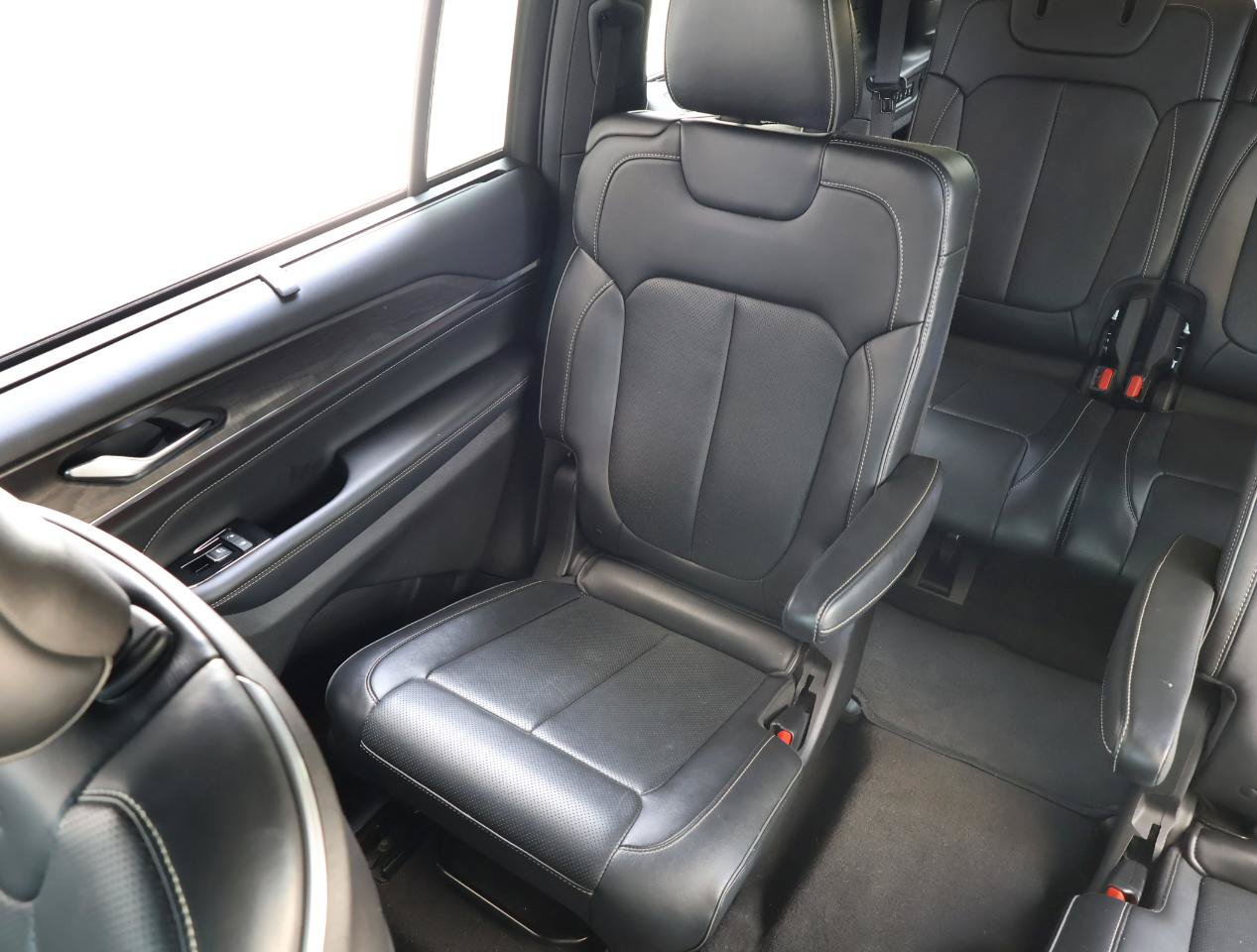 Used 2022 Jeep Grand Cherokee L Overland w/ Luxury Tech Group IV AWD/4WD image 23