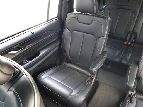 Used 2022 Jeep Grand Cherokee L Overland w/ Luxury Tech Group IV AWD/4WD image 23