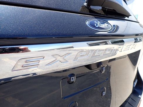 Used 2023 Ford Explorer XLT w/ Equipment Group 202A AWD/4WD image 4
