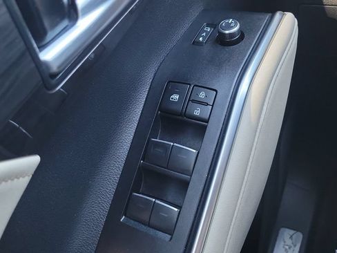 Used 2025 Toyota Highlander Limited FWD image 19