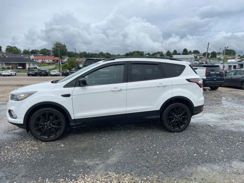 Used 2018 Ford Escape SE w/ SE Sport Appearance Package AWD/4WD image 3