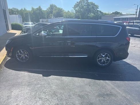 Used 2017 Chrysler Pacifica Limited w/ UConnect Theater Package FWD image 13