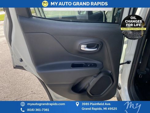 Used 2023 Jeep Renegade Latitude AWD/4WD image 19