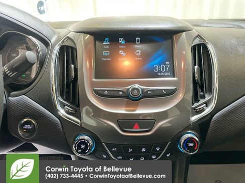 Used 2018 Chevrolet Cruze LT w/ Convenience Package image 16