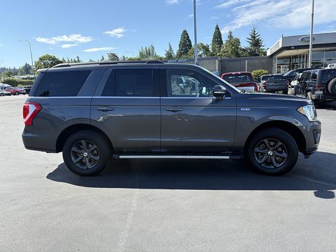 Used 2019 Ford Expedition XLT w/ Equipment Group 202A AWD/4WD image 4