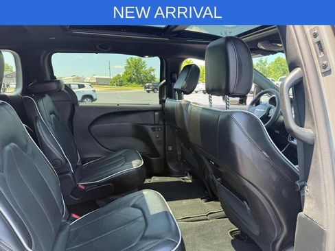 Used 2025 Chrysler Pacifica Limited FWD image 12