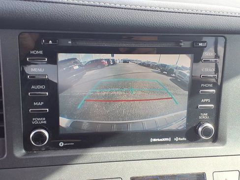 Used 2019 Toyota Sienna XLE w/ XLE Navigation Package FWD image 4
