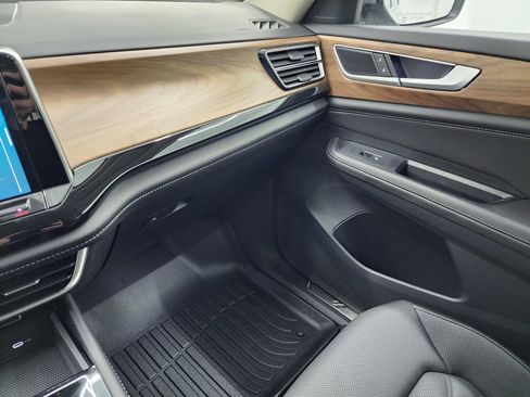 Used 2025 Volkswagen Atlas SE image 13