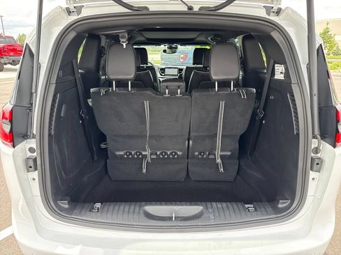 Used 2026 Chrysler Pacifica Limited FWD image 29