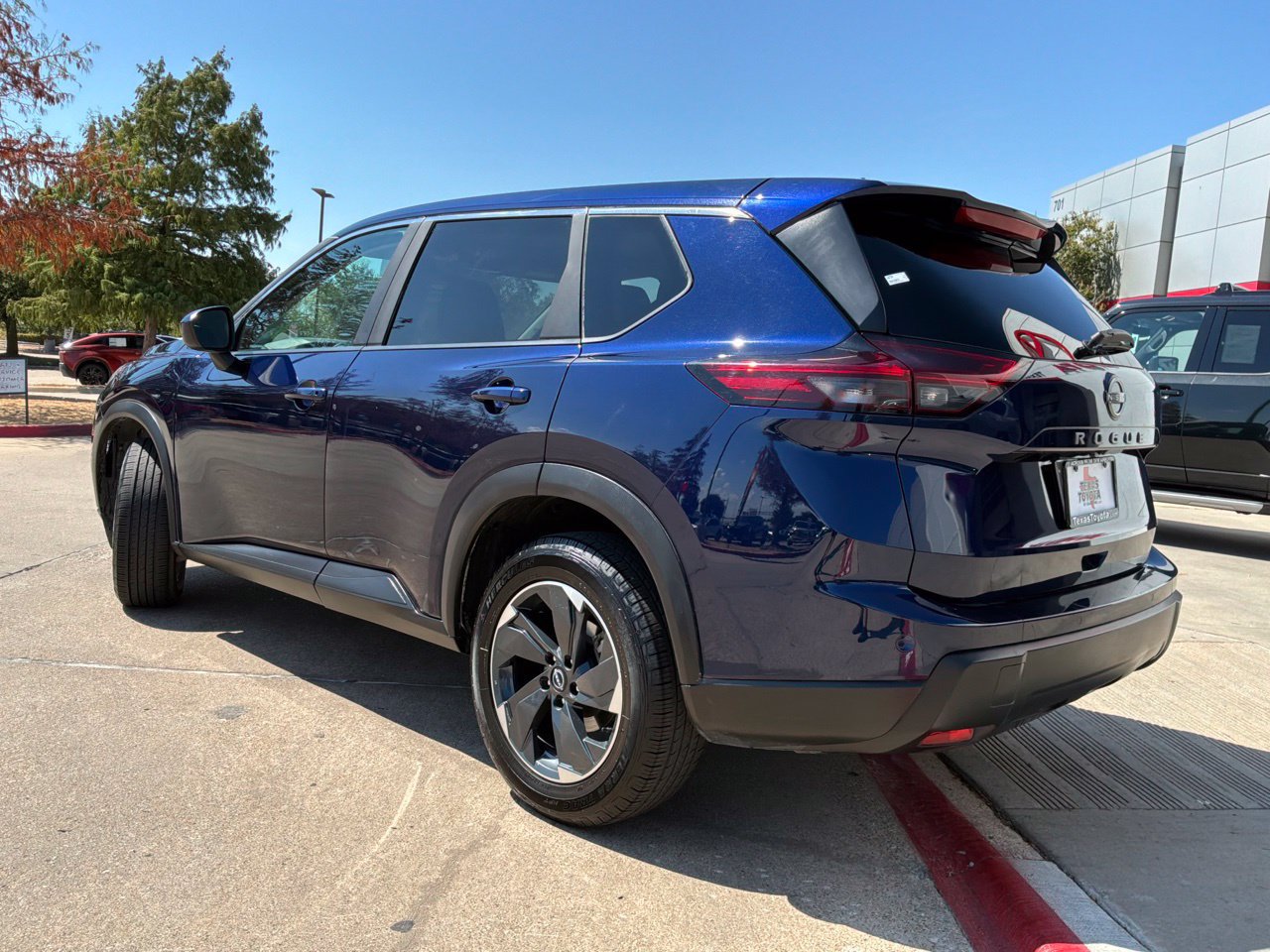 Used 2025 Nissan Rogue SV FWD image 8