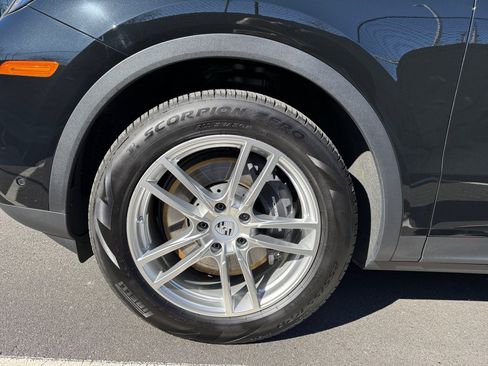 Certified 2025 Porsche Cayenne image 11