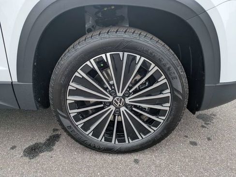 New 2026 Volkswagen Taos SE FWD image 11