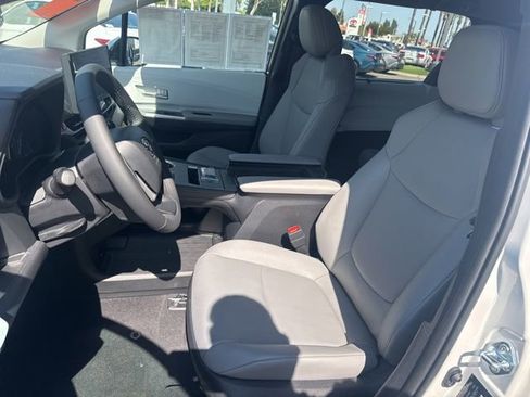 Certified 2026 Toyota Sienna XLE FWD image 17