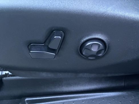 Used 2018 Chrysler Pacifica Touring-L Plus image 26