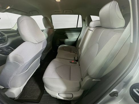 Used 2023 Toyota Highlander L FWD image 27