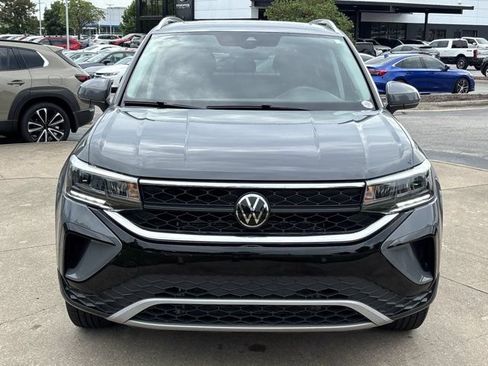 Used 2024 Volkswagen Taos SE w/ Panoramic Sunroof Package AWD/4WD image 12