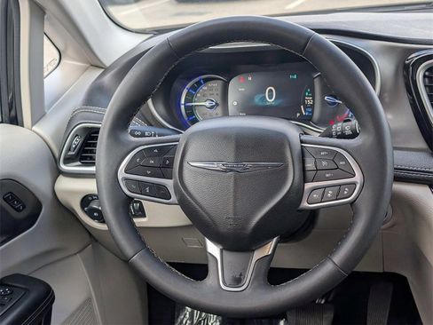 Used 2024 Chrysler Pacifica Select image 15