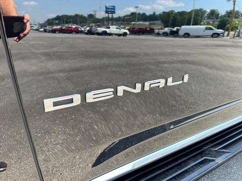 Used 2025 GMC Yukon Denali AWD/4WD image 11