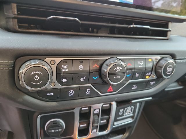 Used 2025 Jeep Wrangler Unlimited Sahara AWD/4WD image 23