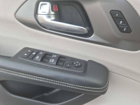 Used 2023 Chrysler Pacifica Touring-L FWD image 10