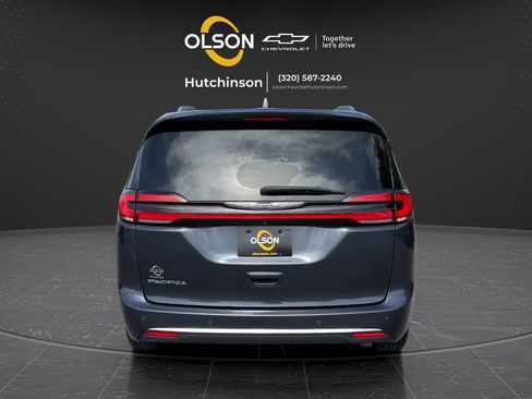 Used 2021 Chrysler Pacifica Touring-L FWD image 4