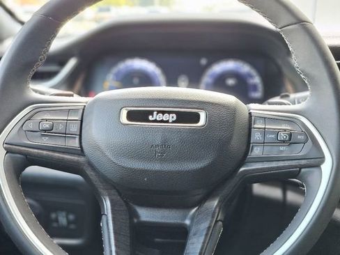 Used 2024 Jeep Grand Cherokee Limited image 16