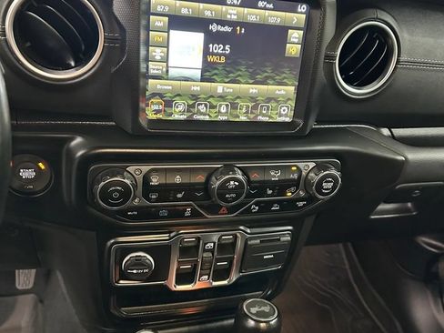 Used 2022 Jeep Wrangler Unlimited Sahara w/ Cold Weather Group AWD/4WD image 19